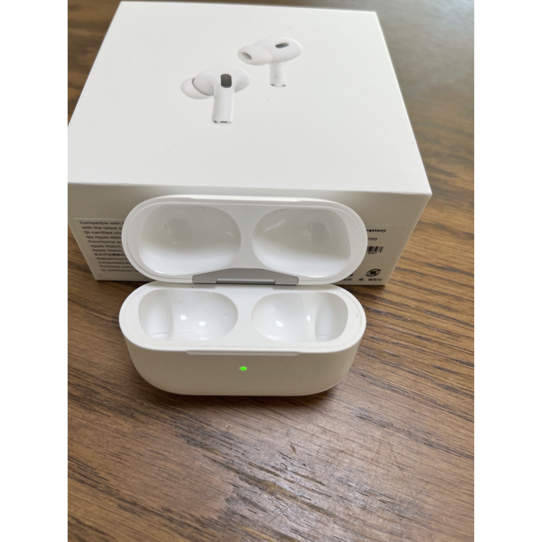 Apple(アップル)の純正品 Apple AirPods Pro 第2世代 充電ケース スマホ/家電/カメラのオーディオ機器(ヘッドフォン/イヤフォン)の商品写真