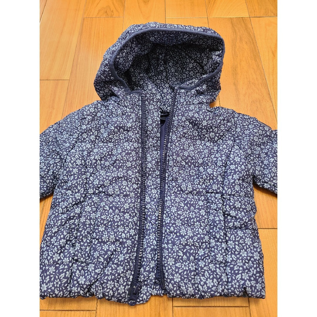 babyGAP(ベビーギャップ)のbaby GAP 軽量花柄アウター12-18months 80cm キッズ/ベビー/マタニティのベビー服(~85cm)(ジャケット/コート)の商品写真