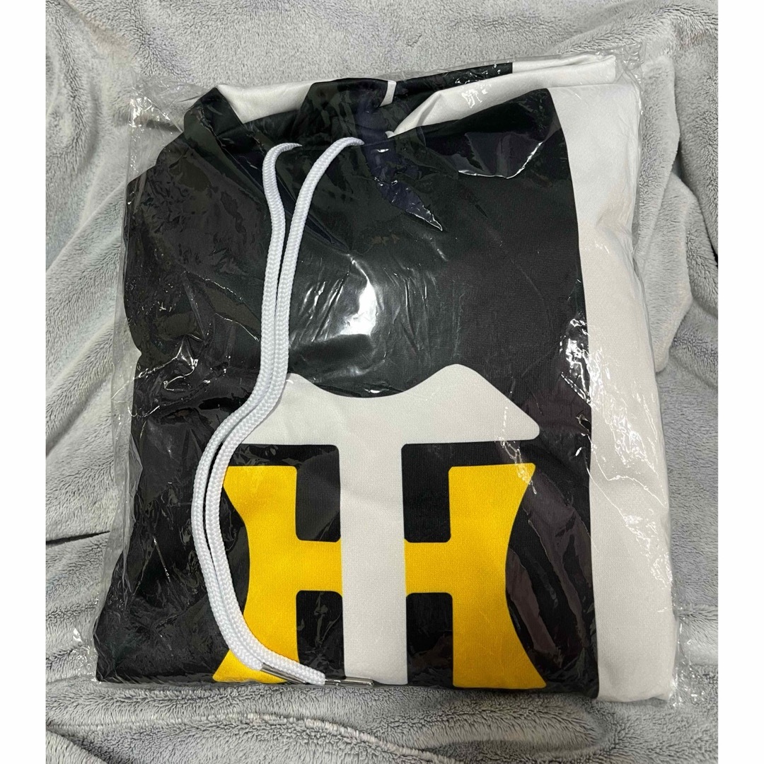 阪神タイガース(ハンシンタイガース)の阪神タイガース　パーカー長袖上下セット　ホワイト×ブラック ビッグロゴ メンズのトップス(ジャージ)の商品写真