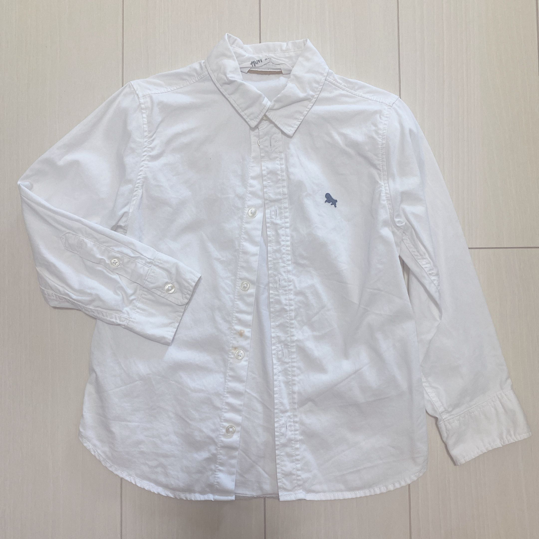H&M(エイチアンドエム)のシンプルワイシャツ キッズ/ベビー/マタニティのキッズ服男の子用(90cm~)(ドレス/フォーマル)の商品写真