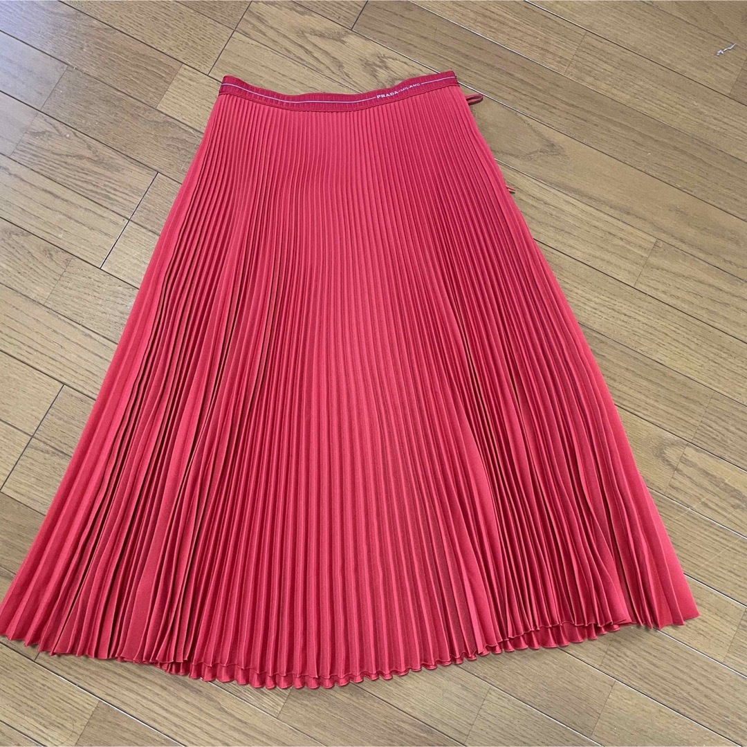PRADA(プラダ)の⚫︎PRADAプラダ赤細プリーツスカート レディースのスカート(ロングスカート)の商品写真