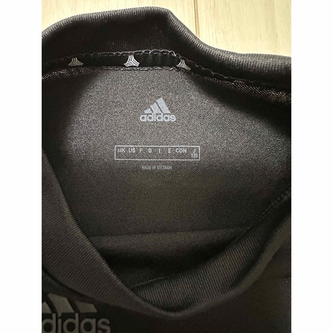 adidas(アディダス)のadidasTシャツ120cm キッズ/ベビー/マタニティのキッズ服男の子用(90cm~)(Tシャツ/カットソー)の商品写真