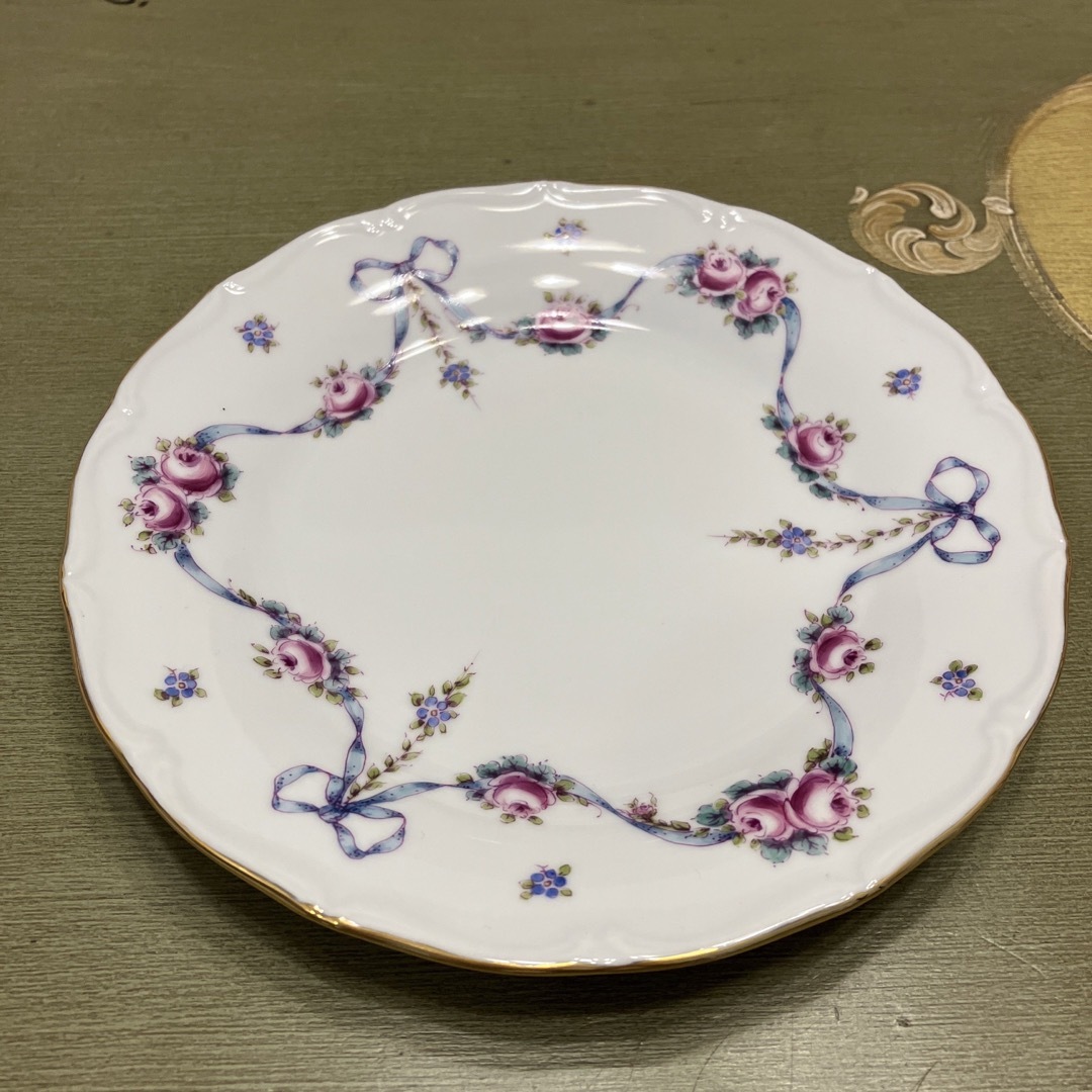 (新品)ヴィクトリアスノークラウン ブルーリボンローズカップ&プレートトリオ