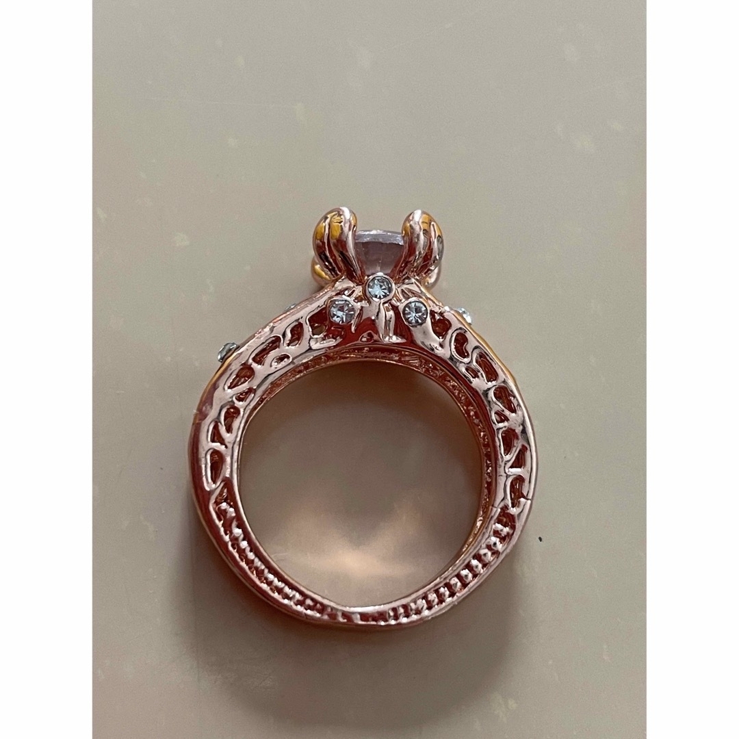 ピンクゴールド色　大粒ダイヤモンドCZリング　約９号 レディースのアクセサリー(リング(指輪))の商品写真