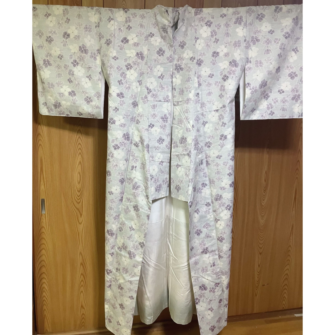 小千谷紬 水色 花柄 パープル ホワイト 白 藤色 パステルカラー 袷 着物 紬 レディースの水着/浴衣(着物)の商品写真