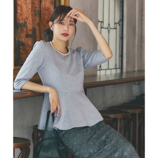 トッコクローゼット(TOCCO closet)の新品✨トッコクローゼット　パール付きペプラム裏毛トップス　(カットソー(長袖/七分))