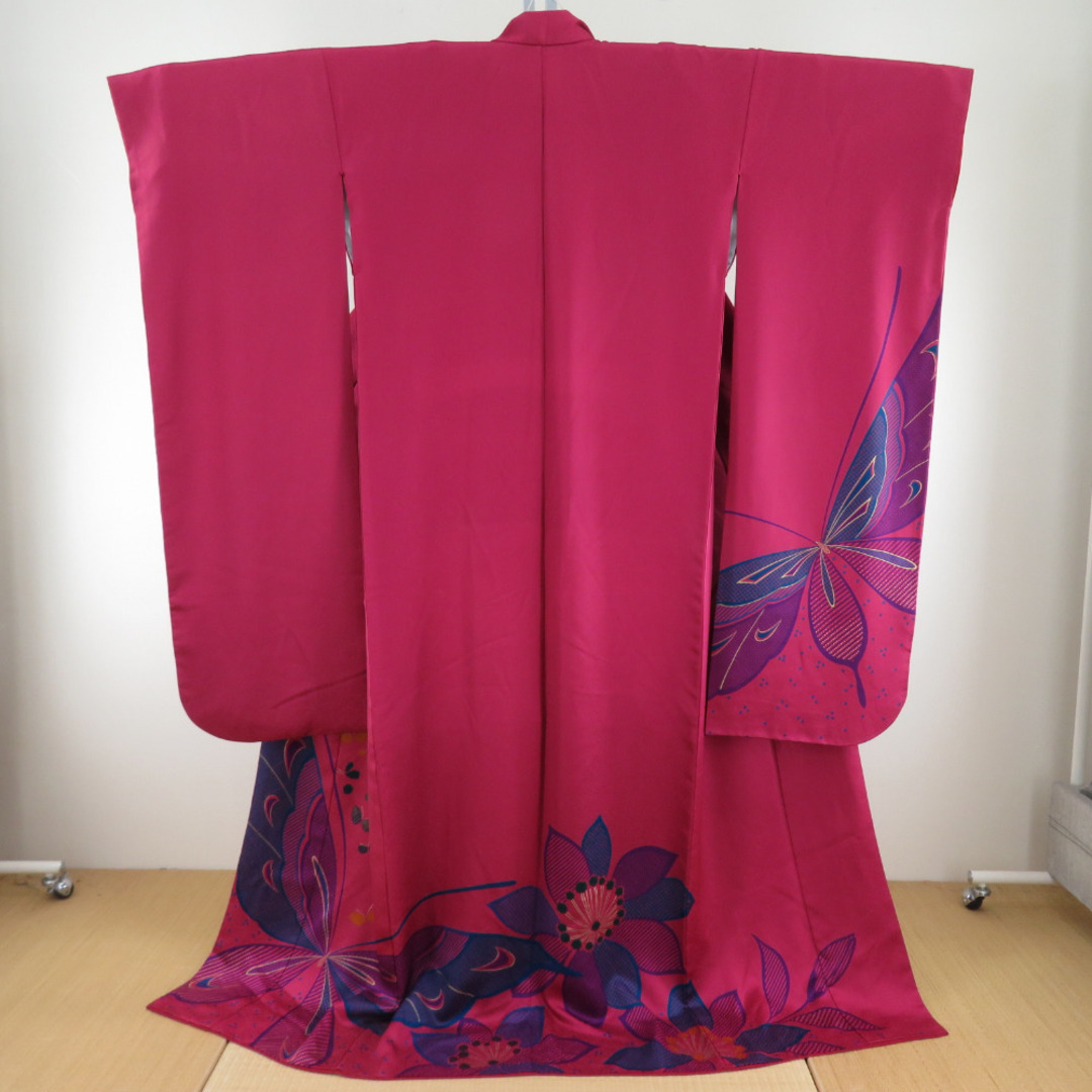 振袖 花に蝶々模様 正絹 袷 広衿 ダークピンク色 赤紫色 成人式 卒業式 フォーマル 仕立て上がり着物 身丈177cm 美品 レディースの水着/浴衣(振袖)の商品写真