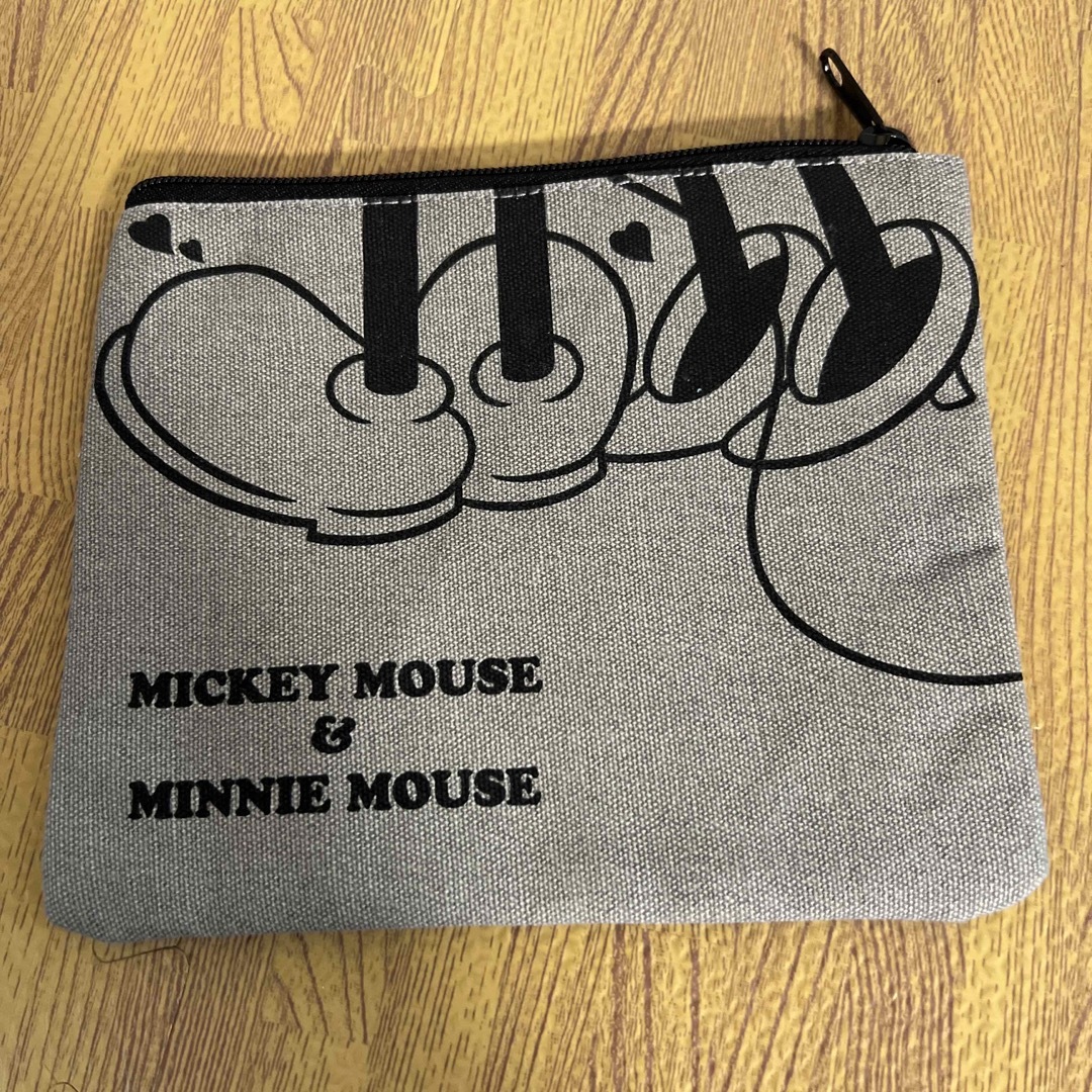 Disney(ディズニー)のミッキーマウス　新品　ポーチ レディースのファッション小物(ポーチ)の商品写真