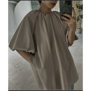 アメリヴィンテージ(Ameri VINTAGE)のameri GATHER SMOCK TOP グレイッシュベージュ(シャツ/ブラウス(半袖/袖なし))