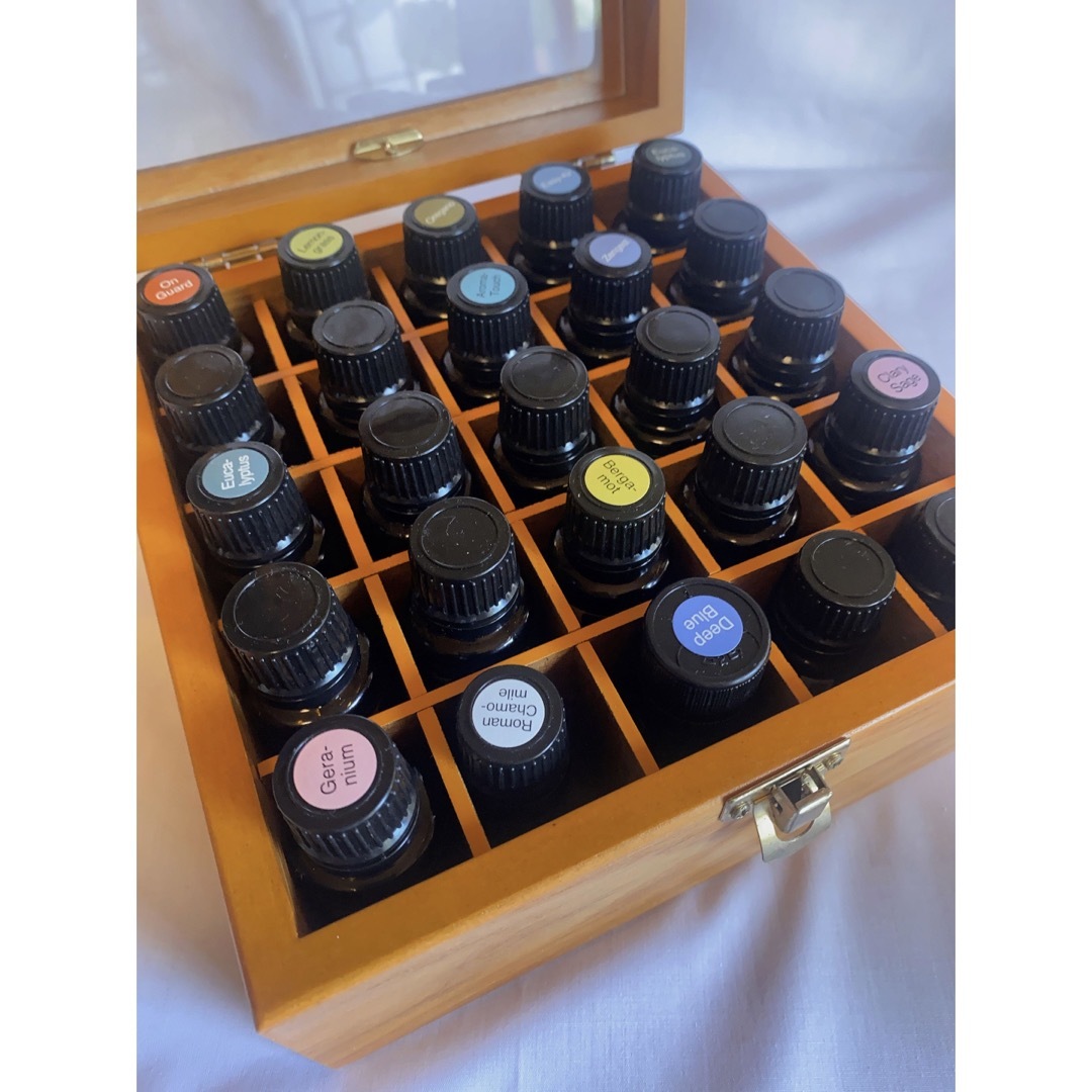 doTERRA 木製ボックスとエッセンシャルオイル コスメ/美容のリラクゼーション(エッセンシャルオイル（精油）)の商品写真
