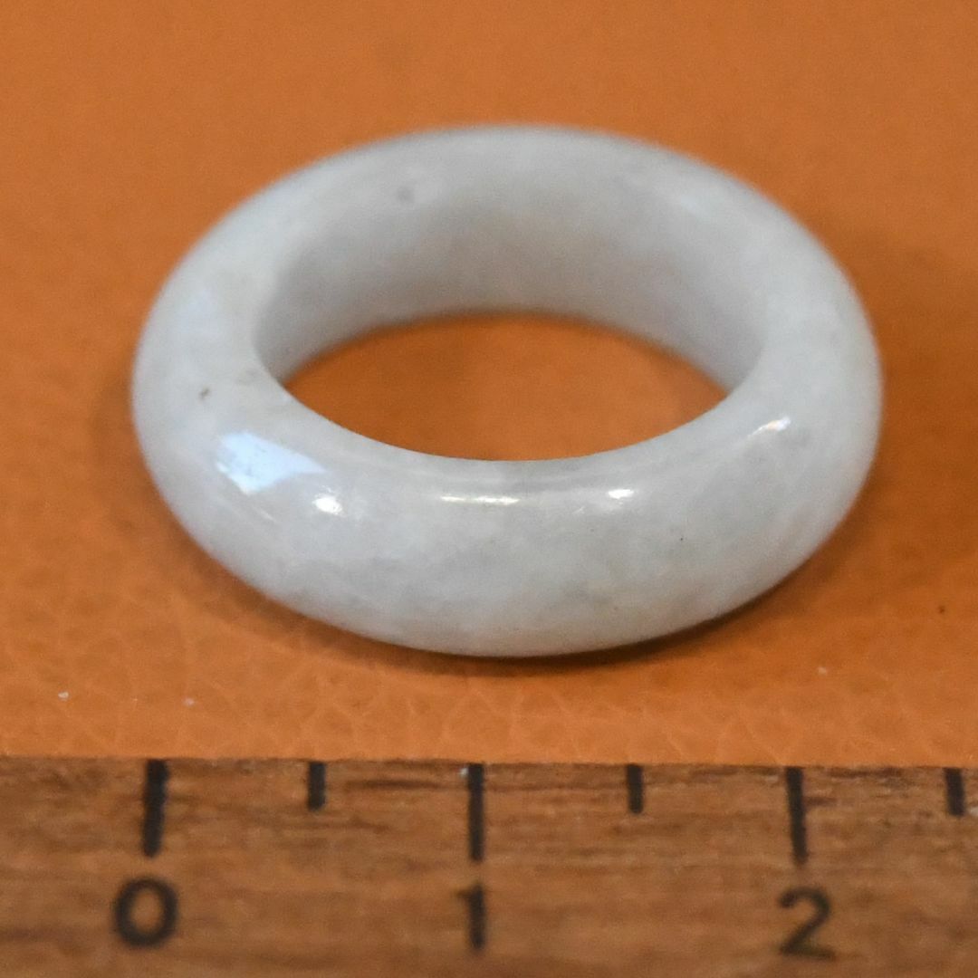 J1021　ヒスイ　翡翠　リング　指輪　14号　ミャンマー　ジェイド　ジェダイト レディースのアクセサリー(リング(指輪))の商品写真