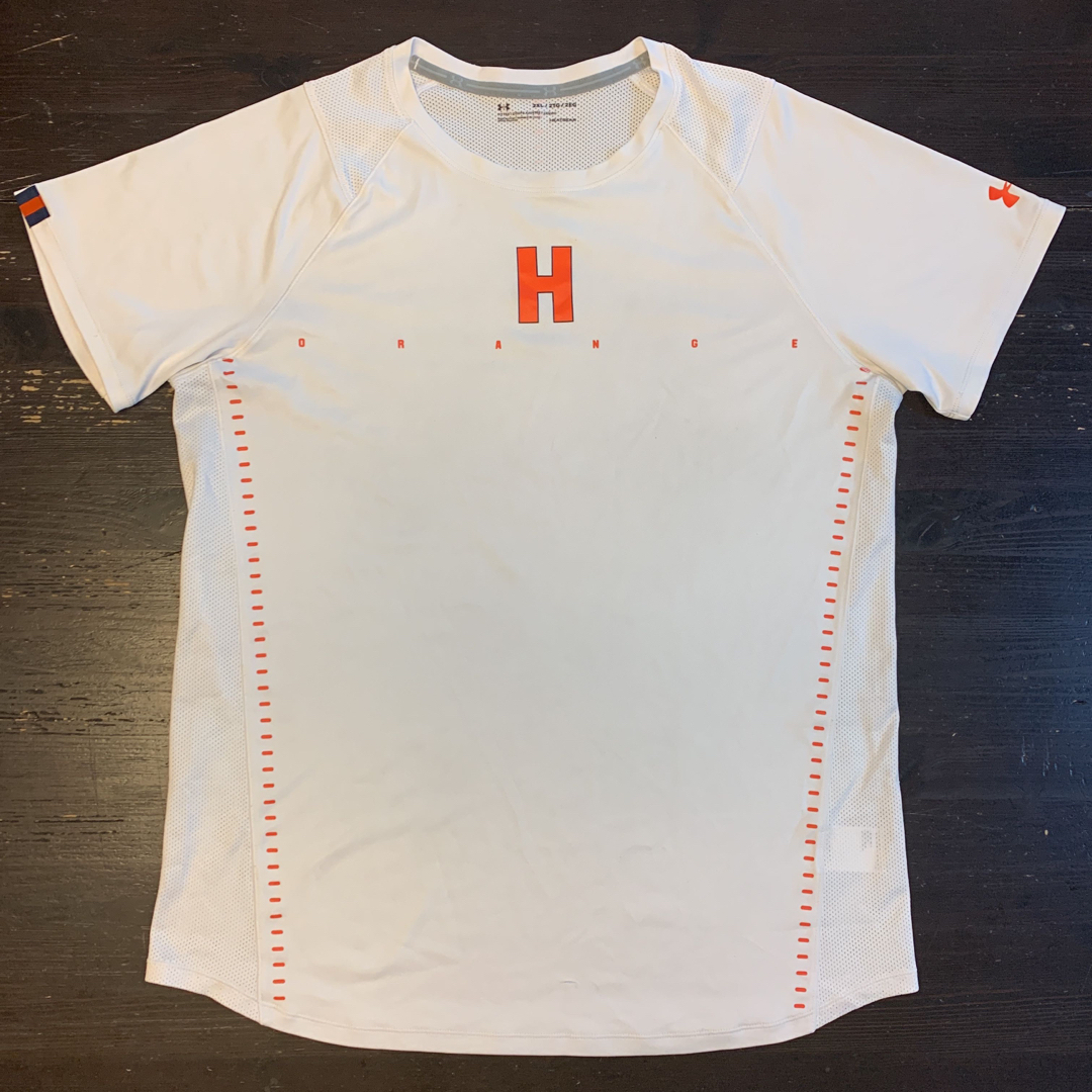 UNDER ARMOUR(アンダーアーマー)のUA法政大学“ORANGE“ベンチレーショントレーニングシャツ ホワイト2XL スポーツ/アウトドアのスポーツ/アウトドア その他(アメリカンフットボール)の商品写真