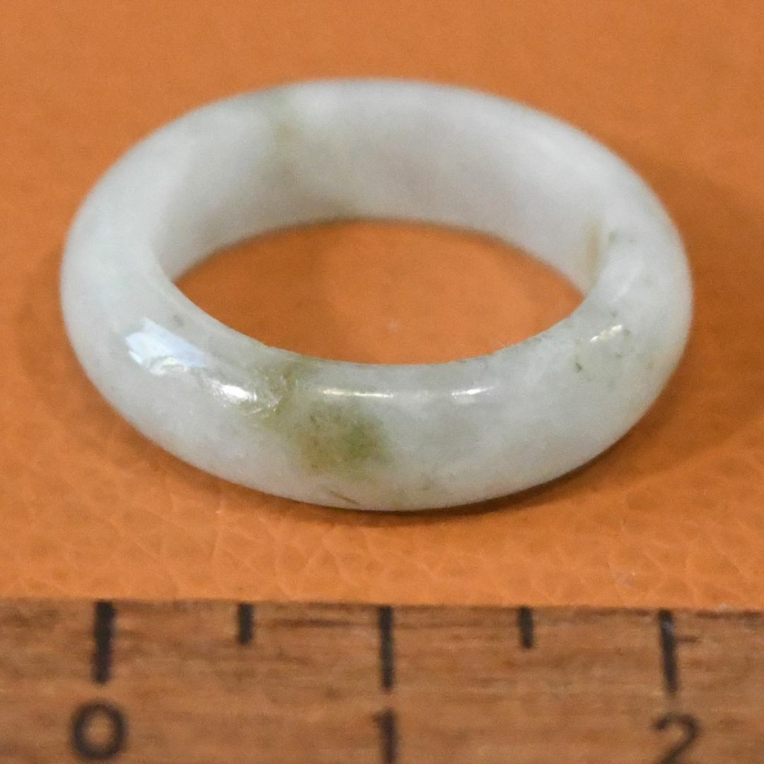 J1024　ヒスイ　翡翠　リング　指輪　14号　ミャンマー　ジェイド　ジェダイト レディースのアクセサリー(リング(指輪))の商品写真