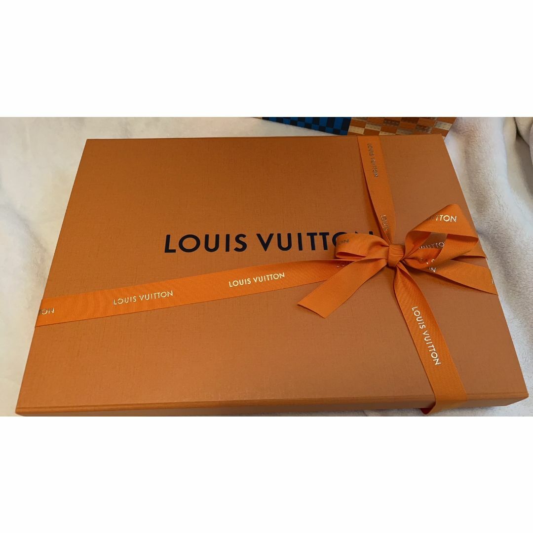 LOUIS VUITTON(ルイヴィトン)の【未使用】ルイ・ヴィトン　ヴィヴィエンヌ  柄  マフラー限定品 メンズのファッション小物(マフラー)の商品写真