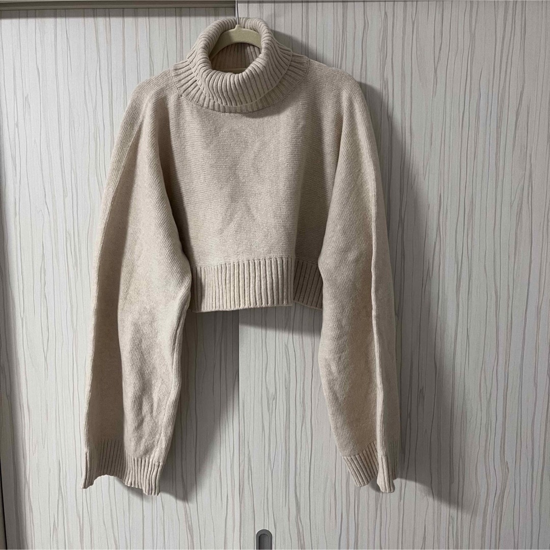 TOGA(トーガ)のHELK CROPPED HIGH NECK SWEATER ベージュ レディースのトップス(ニット/セーター)の商品写真