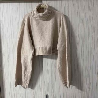 トーガ(TOGA)のHELK CROPPED HIGH NECK SWEATER ベージュ(ニット/セーター)