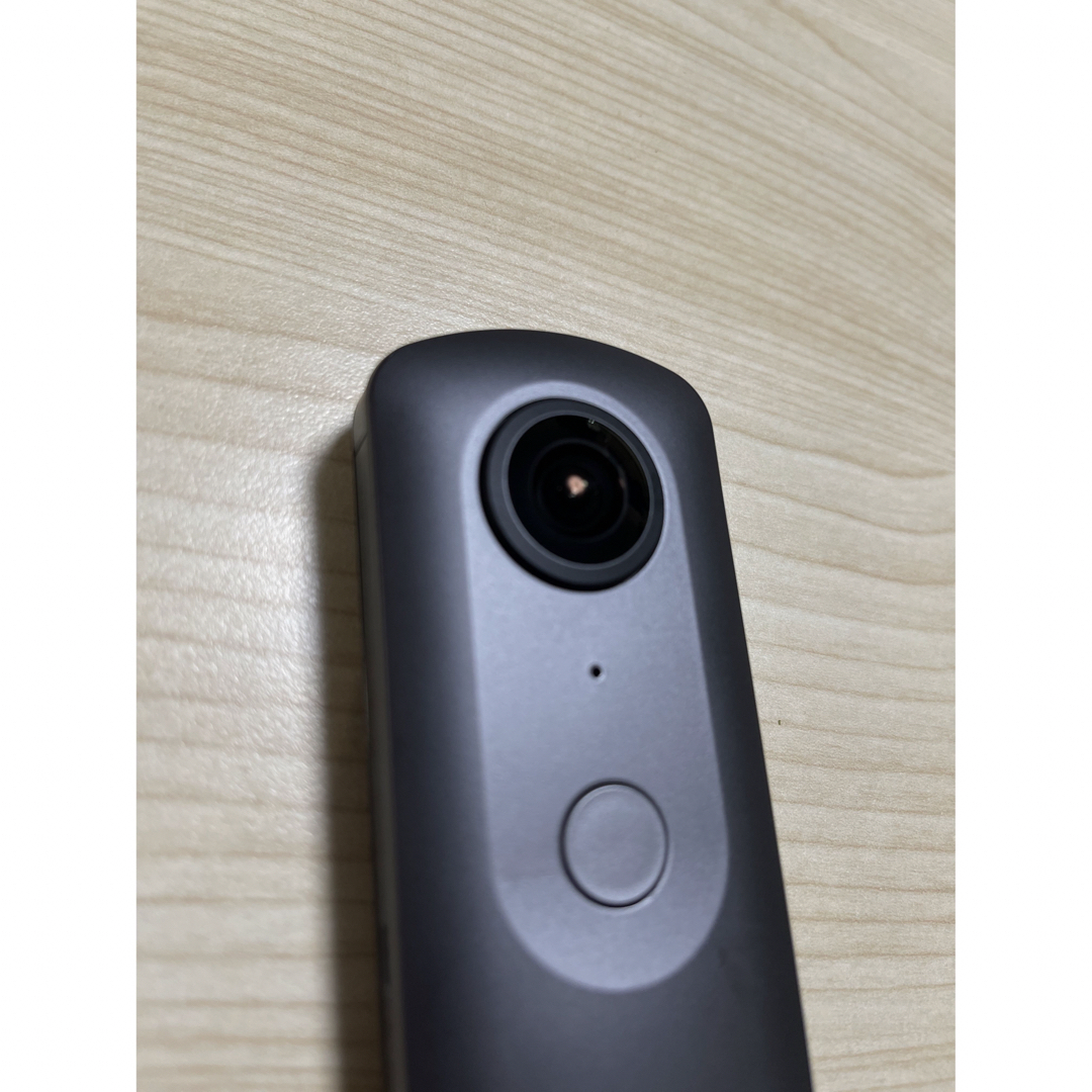 RICOH(リコー)のRICOH THETA V スマホ/家電/カメラのカメラ(コンパクトデジタルカメラ)の商品写真