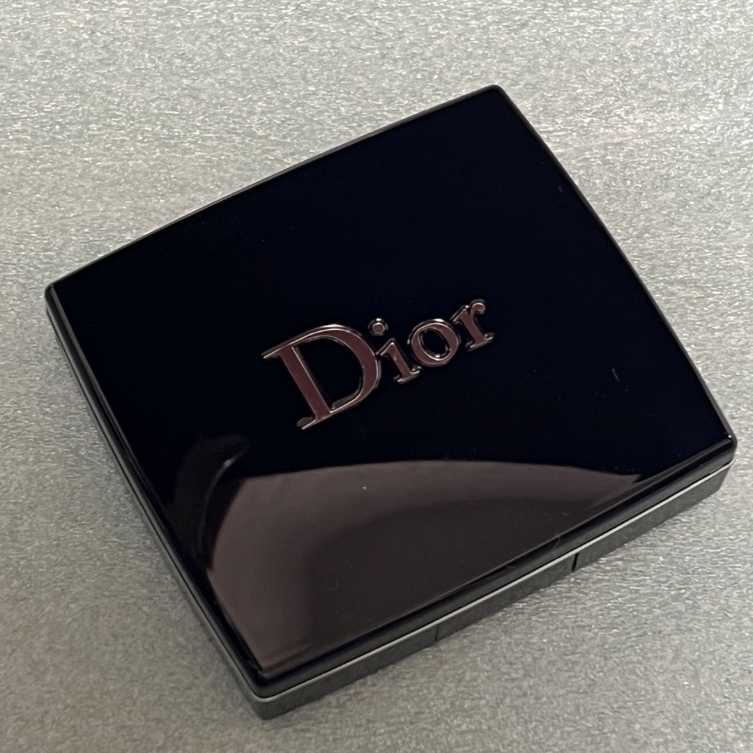 Dior(ディオール)の【中古】ディオール　グレー　アイシャドウ　ショウモノ　045 コスメ/美容のベースメイク/化粧品(アイシャドウ)の商品写真