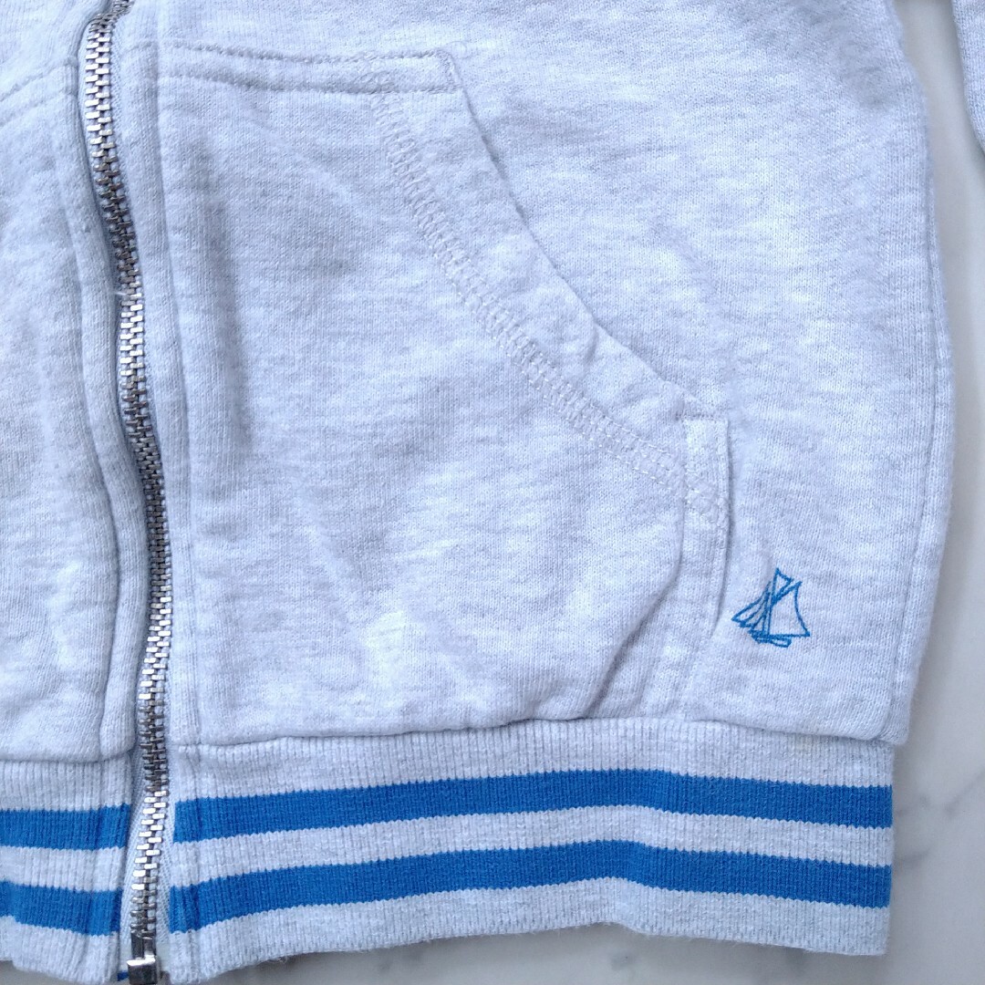 PETIT BATEAU(プチバトー)のプチバトー　☆　パーカー　グレー　90 95 キッズ/ベビー/マタニティのキッズ服男の子用(90cm~)(ジャケット/上着)の商品写真