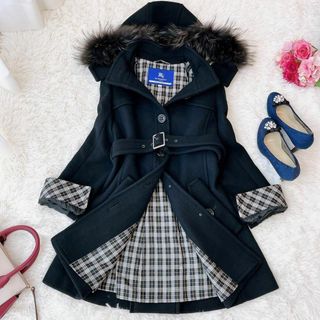 バーバリーブルーレーベル(BURBERRY BLUE LABEL)の極美品　バーバリーブルーレーベル　ロングコート　黒　タヌキファー　サイズ38(ロングコート)