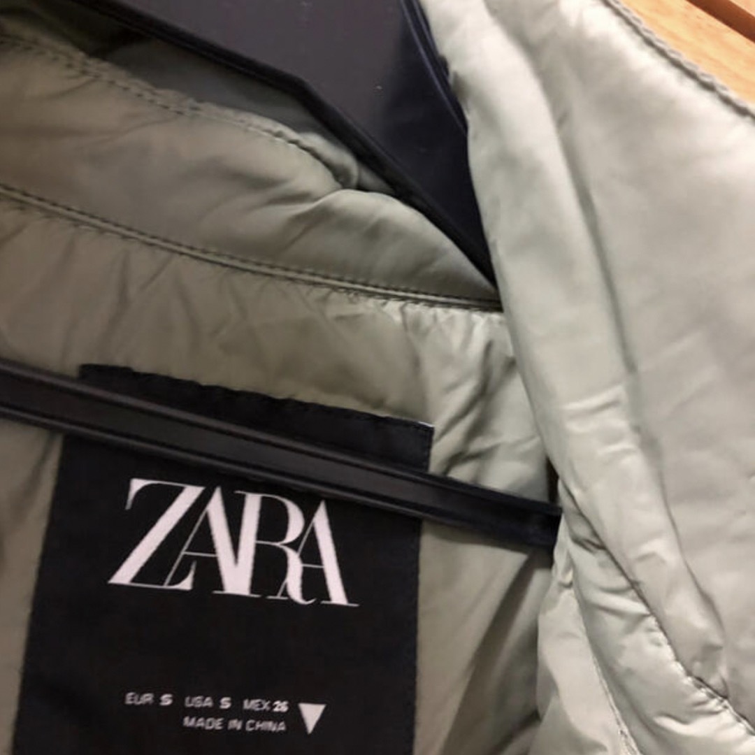 ZARA(ザラ)のザラ　ダウン　カーキ  レディースのジャケット/アウター(ダウンジャケット)の商品写真