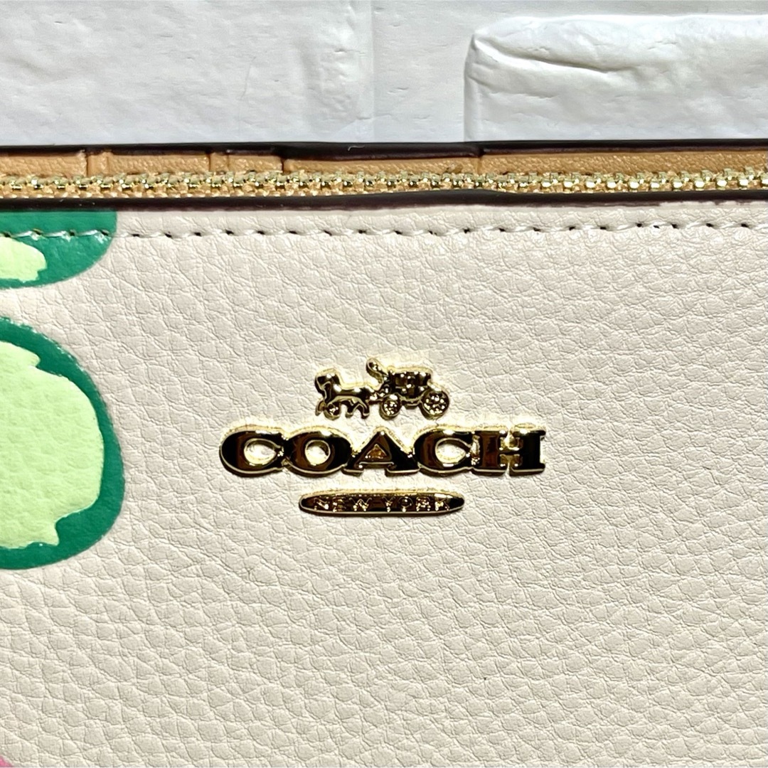 COACH(コーチ)の【セール中】COACH  コーチ　フラップ開閉長財布　花柄　ホワイト　C8715 レディースのファッション小物(財布)の商品写真