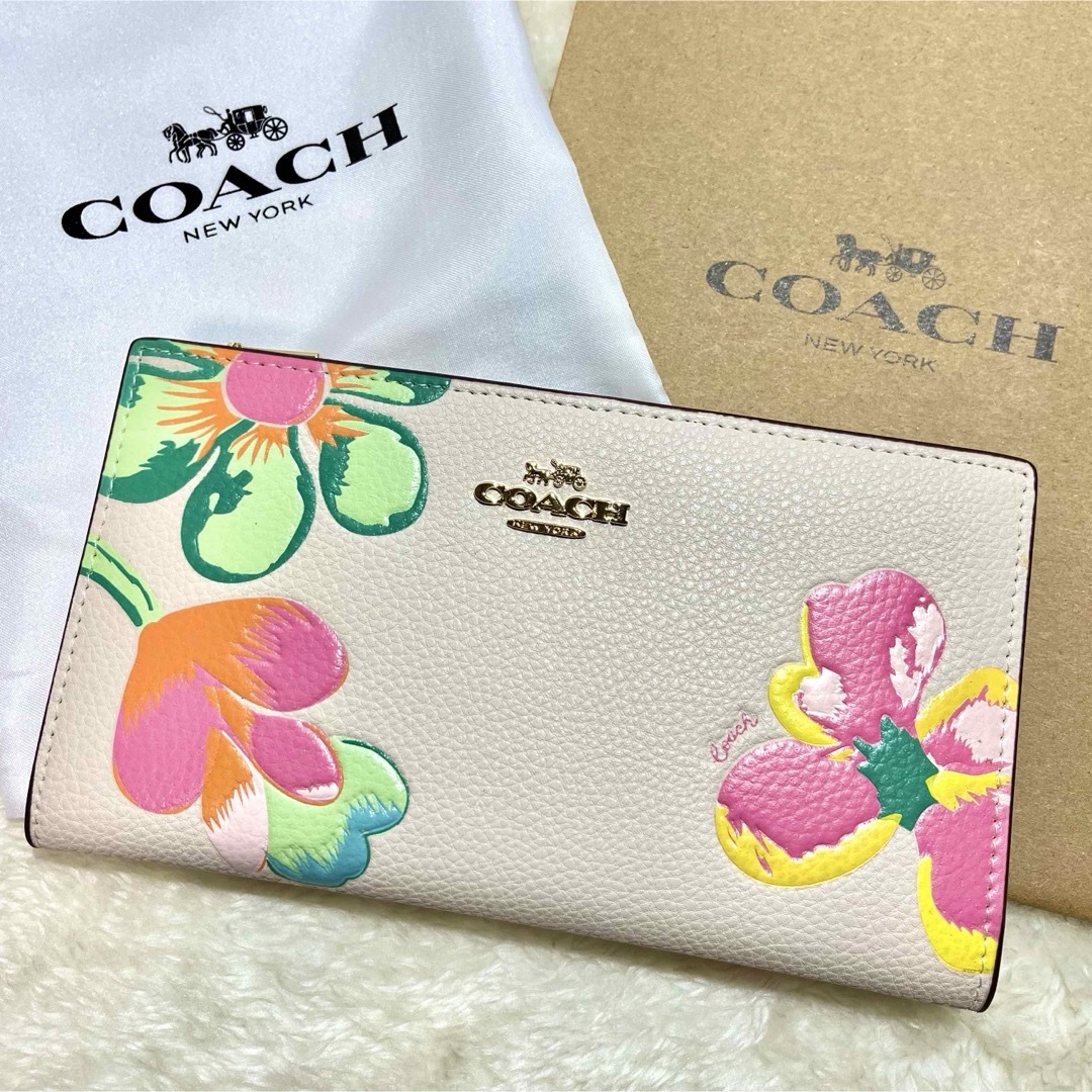 COACH(コーチ)の【セール中】COACH  コーチ　フラップ開閉長財布　花柄　ホワイト　C8715 レディースのファッション小物(財布)の商品写真