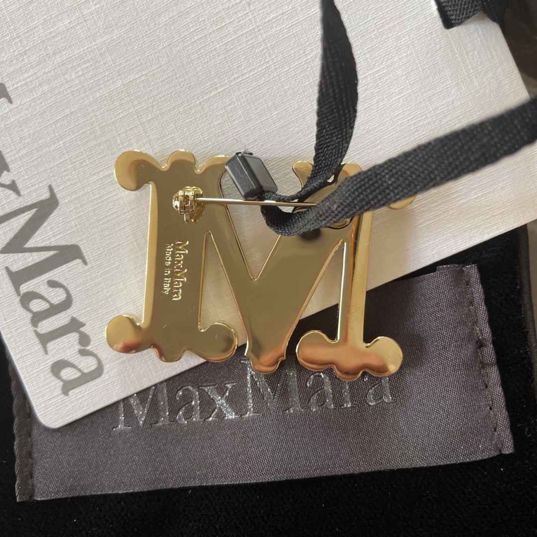 Max Mara(マックスマーラ)のMax Mara モノグラムクリスタルブローチ　新品タグ付き レディースのアクセサリー(ブローチ/コサージュ)の商品写真