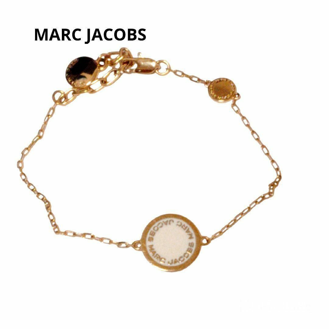 MARC JACOBS(マークジェイコブス)の人気　マークジェイコブス　ブレスレット　ロゴ　ゴールド　袋付き レディースのアクセサリー(ブレスレット/バングル)の商品写真