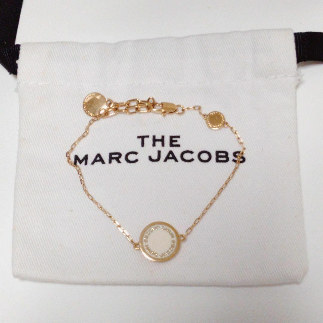 MARC JACOBS(マークジェイコブス)の人気　マークジェイコブス　ブレスレット　ロゴ　ゴールド　袋付き レディースのアクセサリー(ブレスレット/バングル)の商品写真