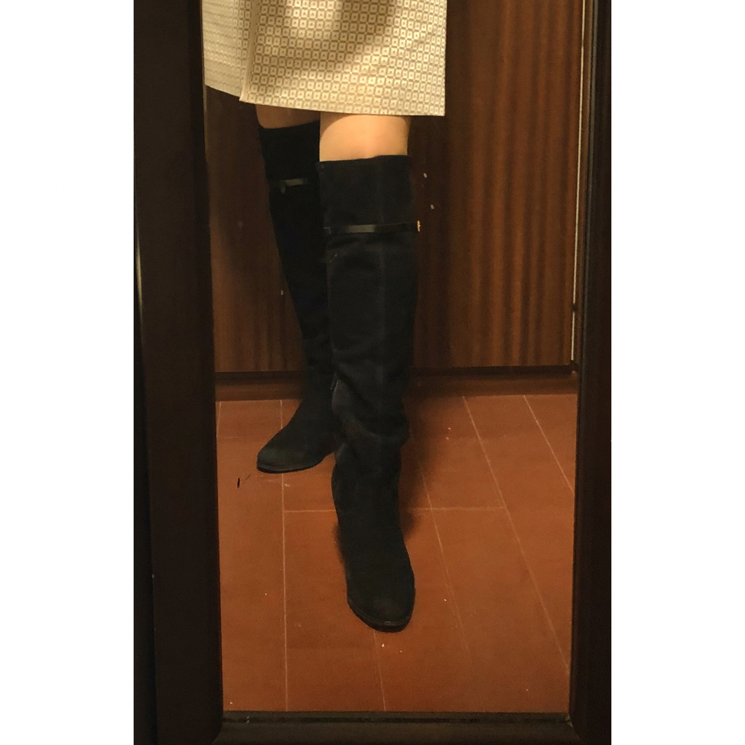 Mode et Jacomo(モードエジャコモ)の値下げcarino 黒ニーハイスウェードブーツﾓｰﾄﾞｴｼﾞｬｺﾓ 23.0cm レディースの靴/シューズ(ブーツ)の商品写真