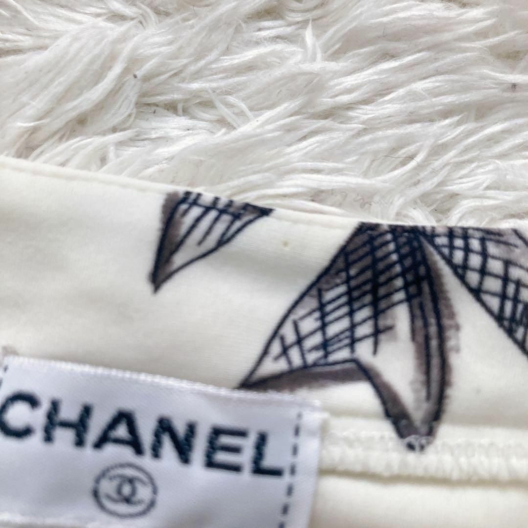 CHANEL(シャネル)の【CHANEL】シャネル ロゴ 総柄 ちびカーデ  クロップド 白 96P レディースのトップス(Tシャツ(半袖/袖なし))の商品写真