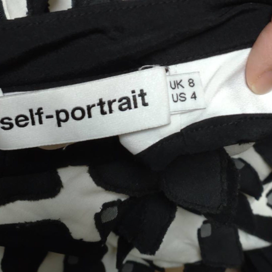SELF PORTRAIT(セルフポートレイト)のセルフポートレイト　３Dペタル　ミディ丈ドレス　白黒　ワンピース レディースのワンピース(ひざ丈ワンピース)の商品写真