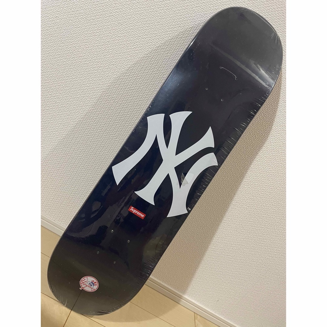 Supreme(シュプリーム)のSupreme New York Yankees Skate Deck スポーツ/アウトドアのスポーツ/アウトドア その他(スケートボード)の商品写真