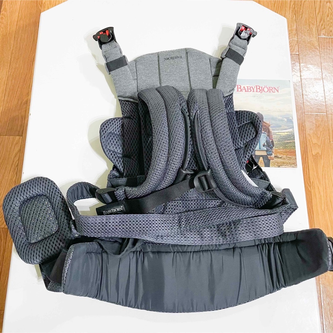 BABYBJORN(ベビービョルン)の《超美品》取説付き★ベビービョルン ハーモニー HARMONY アンスラサイト キッズ/ベビー/マタニティの外出/移動用品(抱っこひも/おんぶひも)の商品写真