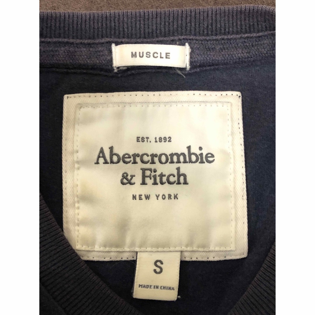 Abercrombie&Fitch(アバクロンビーアンドフィッチ)のカッコいい　アバクロンビー&フィッチTシャツ　Abercrombie&Fitch メンズのトップス(Tシャツ/カットソー(半袖/袖なし))の商品写真