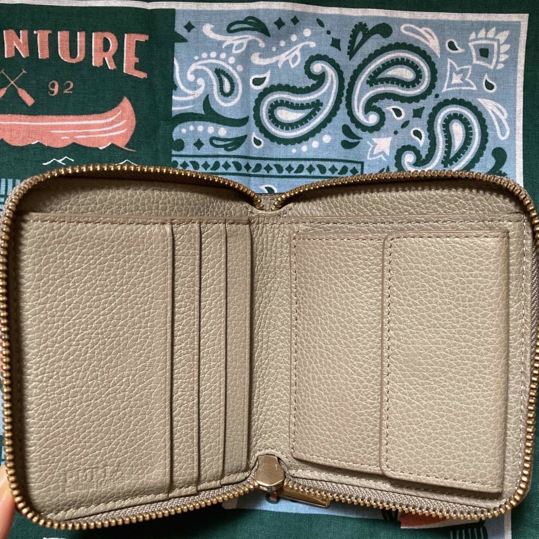 Furla(フルラ)の最終値下:FURLA ジップアラウンド財布 ２つ折りコンパクト グレージュ レディースのファッション小物(財布)の商品写真