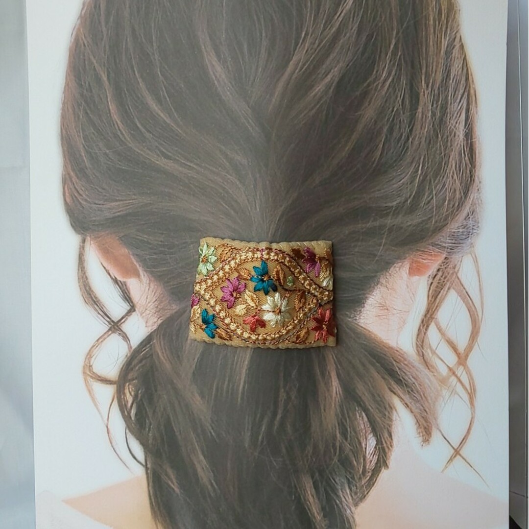 ベージュにカラフルな花柄のインド刺繍リボンのポニーフック ハンドメイドのアクセサリー(ヘアアクセサリー)の商品写真