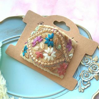 ベージュにカラフルな花柄のインド刺繍リボンのポニーフック(ヘアアクセサリー)