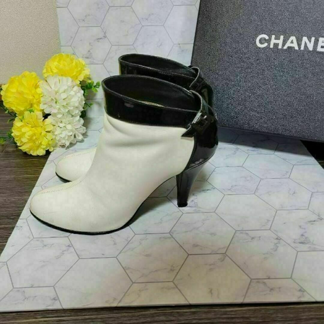 CHANEL ロゴ バイカラー ホワイト×ブラック ブーティー ブーツ サンダル