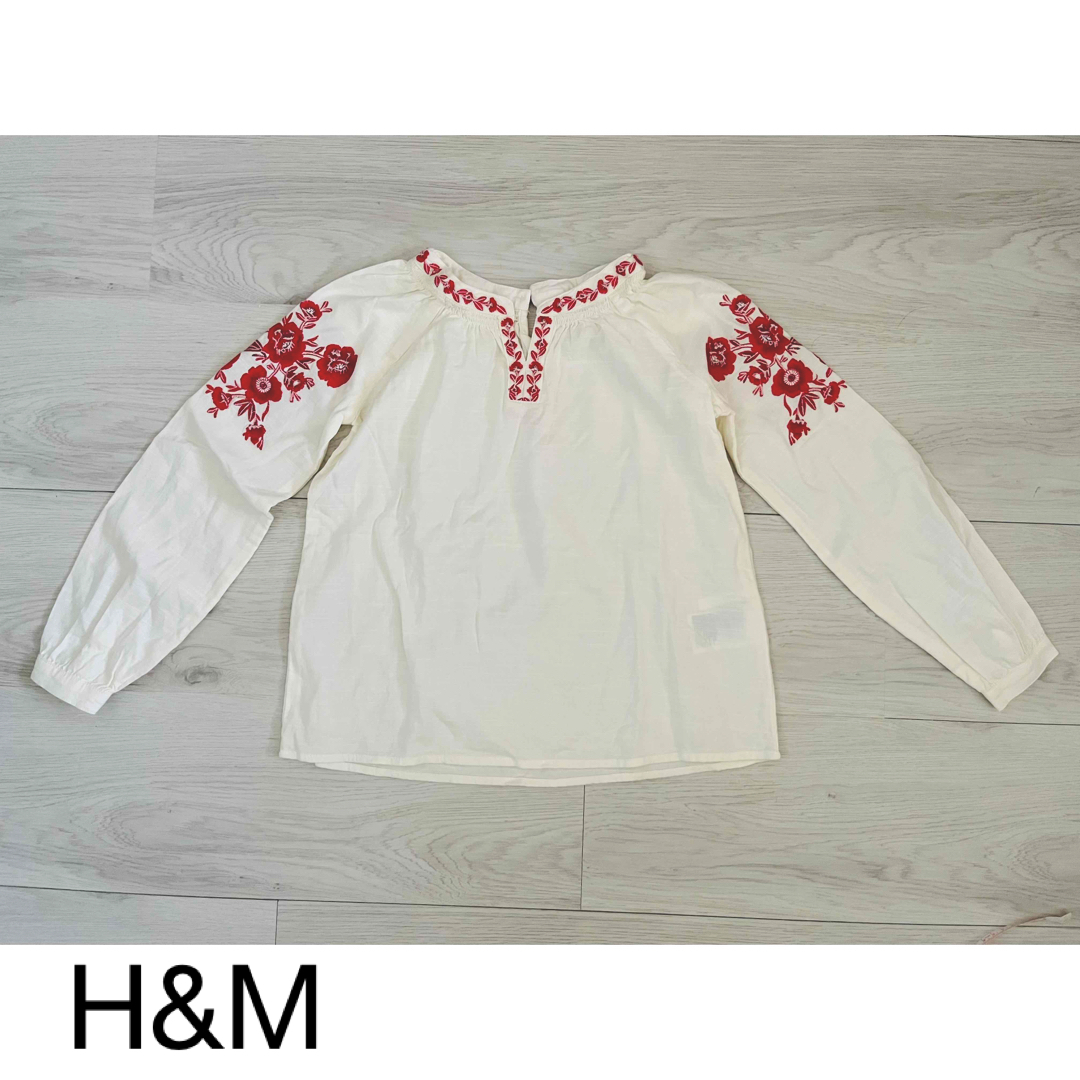 H&M(エイチアンドエム)の【新品・未使用】H&M＊刺繍入りカットソー キッズ/ベビー/マタニティのキッズ服女の子用(90cm~)(Tシャツ/カットソー)の商品写真