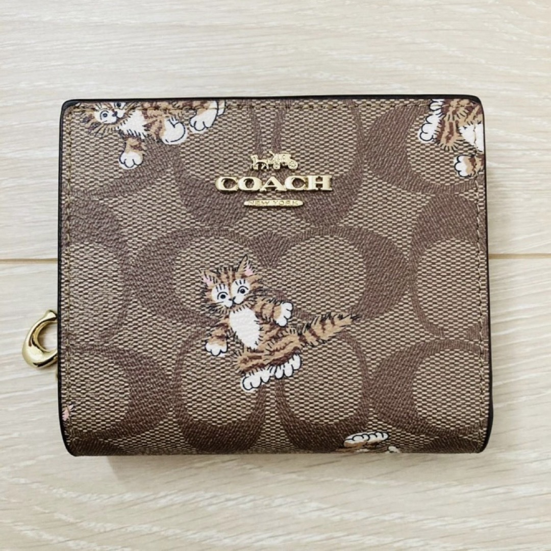 【新品】付属品付きCOACH  二つ折り財布 ネコ猫柄cat