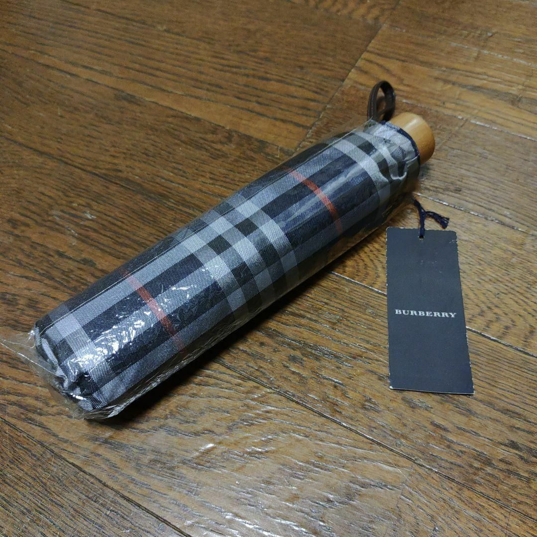 BURBERRY(バーバリー)の新品・未使用　バーバリー　折りたたみ傘　雨傘　ノバチェック　ネイビー　カジュアル メンズのファッション小物(傘)の商品写真