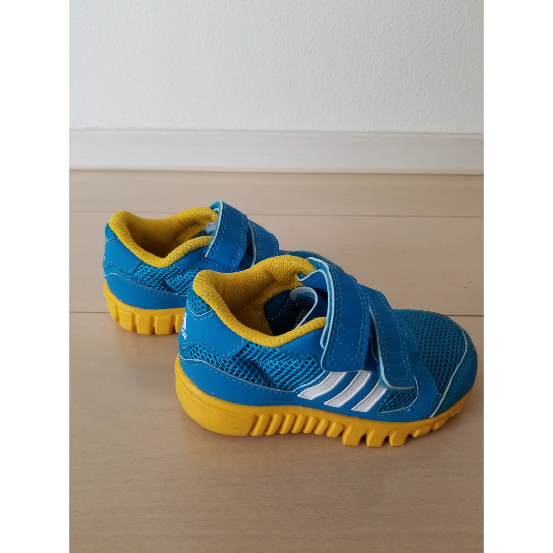 adidas(アディダス)の《アディダス》ベビー　スニーカー　ワイド　幅広　ブルー×イエロー　13cm キッズ/ベビー/マタニティのベビー靴/シューズ(~14cm)(スニーカー)の商品写真