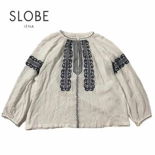 スローブイエナ(SLOBE IENA)のSLOBE IENA スローブイエナ　トップス　ホワイト　白　ネイビー　刺繍(シャツ/ブラウス(長袖/七分))