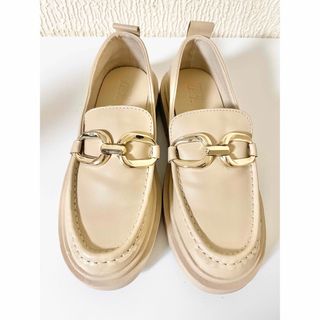 ザラ(ZARA)の【美品】ZARA トラックソールローファー　ゴールドビット　ベージュ　サイズ36(ローファー/革靴)