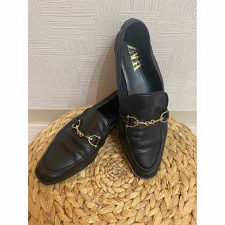 ザラ(ZARA)の【ZARA】ローファー　23.5  フラットシューズ　黒(ローファー/革靴)