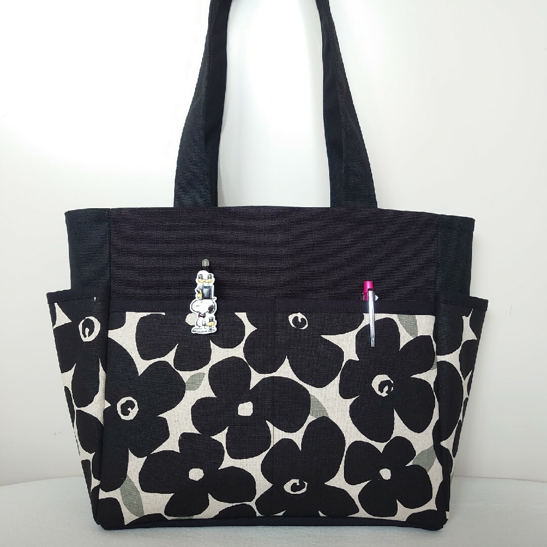 こんもり黒花×キナリ　サイドポケット　肩掛けトートバッグ　ハンドメイド ハンドメイドのファッション小物(バッグ)の商品写真
