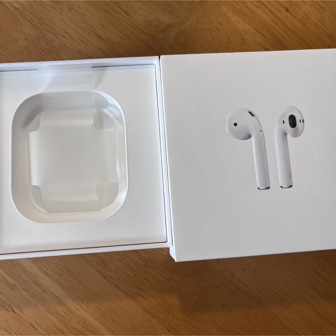 Apple(アップル)のApple 純正AirPods 第二世代　左耳➕充電ケース スマホ/家電/カメラのオーディオ機器(ヘッドフォン/イヤフォン)の商品写真
