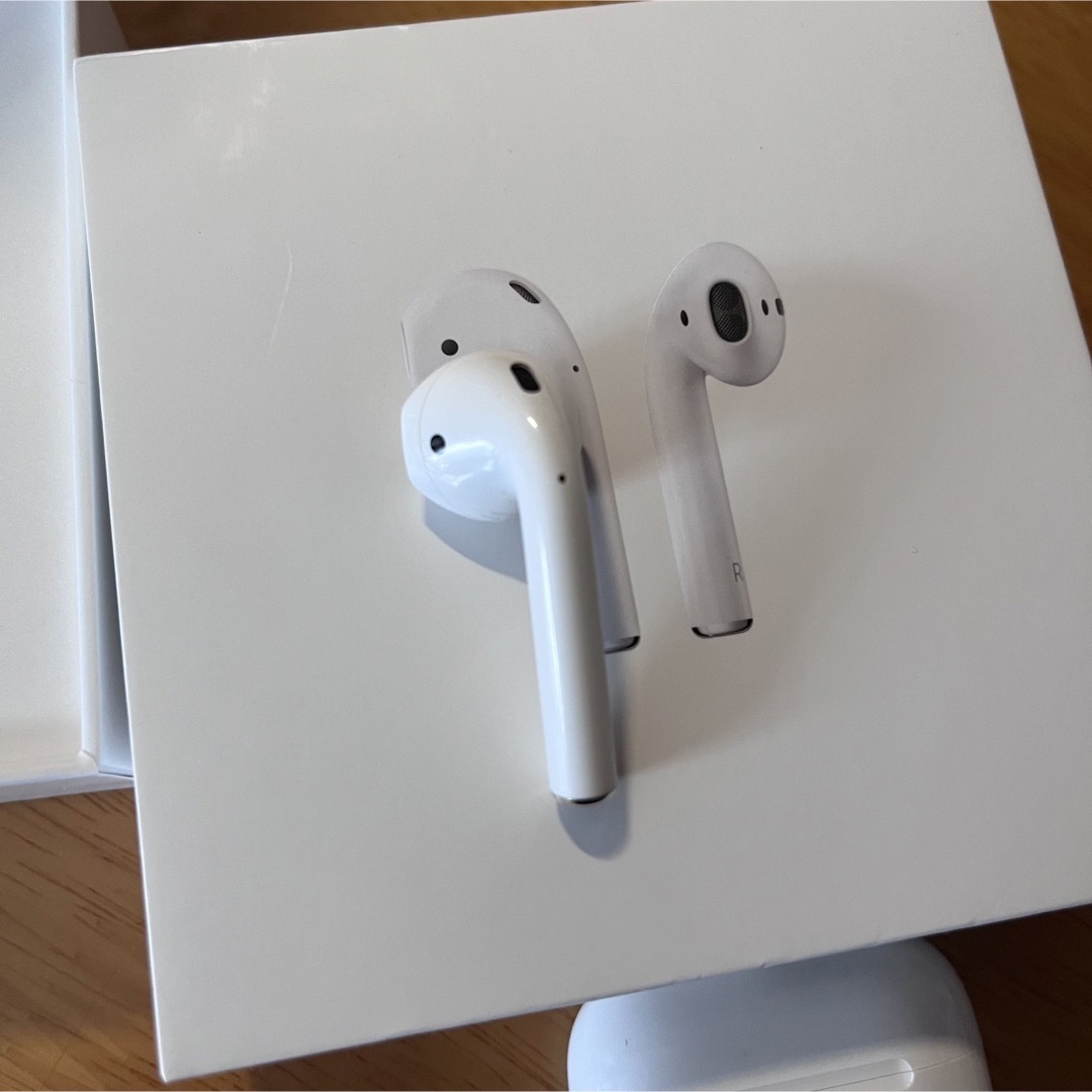 Apple(アップル)のApple 純正AirPods 第二世代　左耳➕充電ケース スマホ/家電/カメラのオーディオ機器(ヘッドフォン/イヤフォン)の商品写真